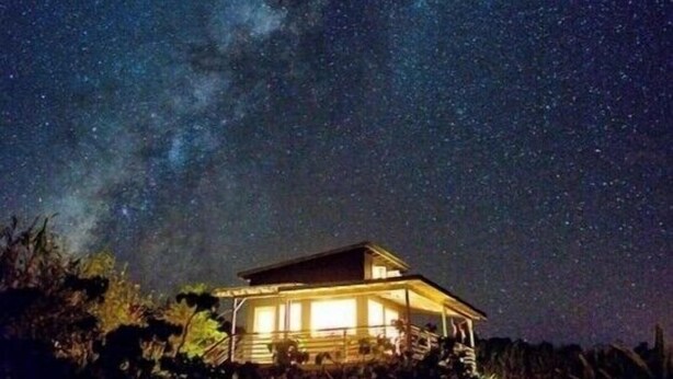 Una casa con vistas a la Vía Láctea.