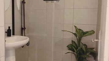 Appartement | Badkamer | Een douche, een haardroger, handdoeken