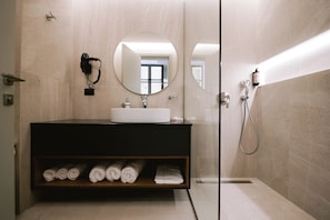 Luxury Triple Room, Sea View | Bathroom | Free toiletries, hair dryer, slippers, towels - Euro Hotel (Ksamil)