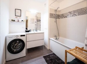 Dusche, Haartrockner, Handtücher, Seife