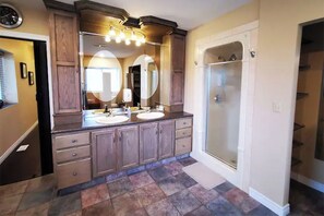 Regadera, tina de hidromasaje, secadora de cabello, toallas 