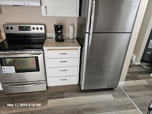 Fridge, microwave, oven, stovetop - Marine View Townhouse (Everett)