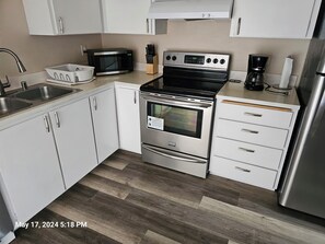 Fridge, microwave, oven, stovetop - Marine View Townhouse (Everett)