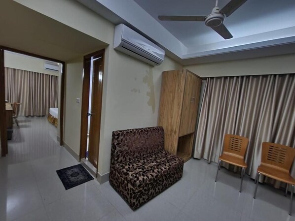 Phòng Suite Deluxe | 1 phòng ngủ, bàn, khu vực làm việc phù hợp cho laptop