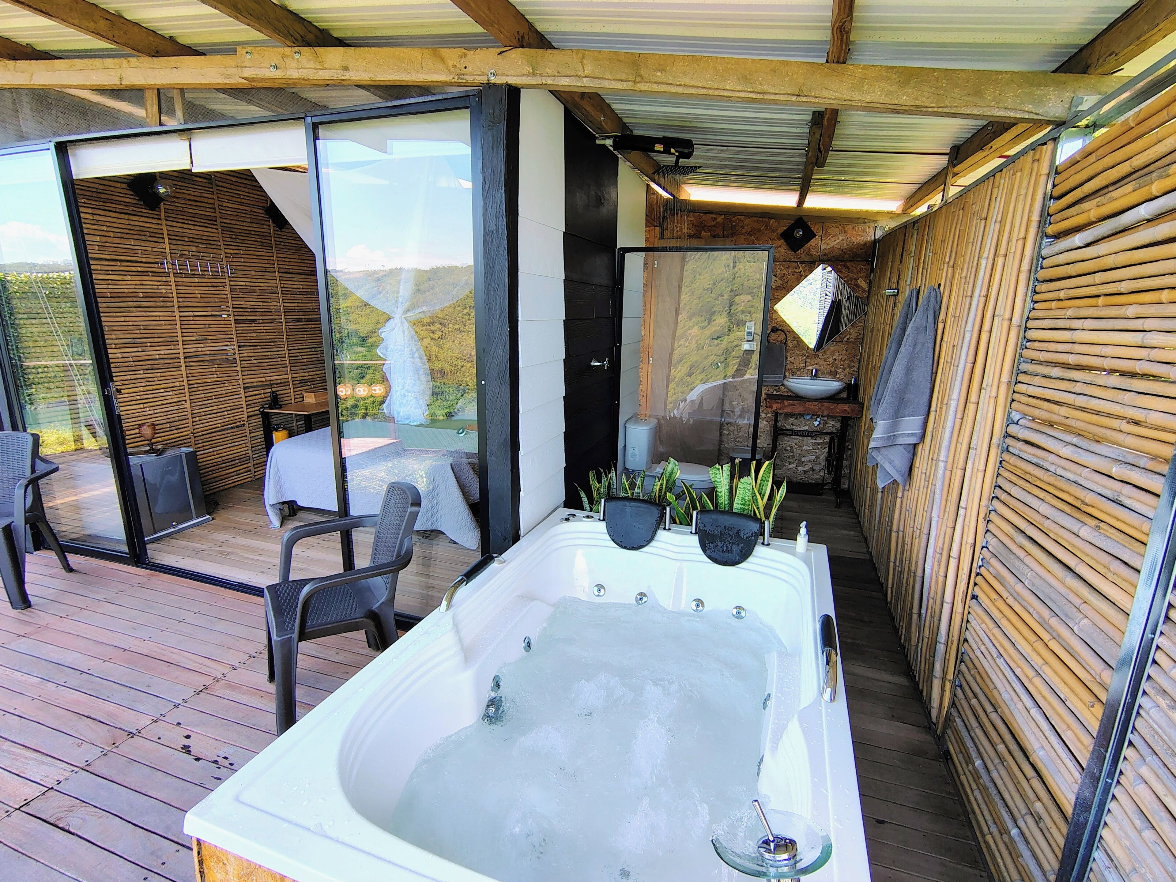 Cabane Exclusive | Salle de bain | Baignoire et douche séparées, baignoire à jets, douche à « effet pluie »