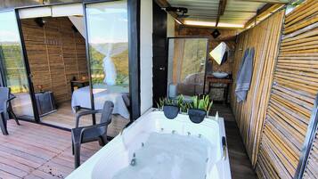 Cabane Exclusive | Salle de bain | Baignoire et douche séparées, baignoire à jets, douche à « effet pluie »