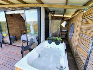 独特小屋 | 浴室 | 独立的浴缸和淋浴、按摩浴缸、大花洒淋浴喷头、名牌洗护用品