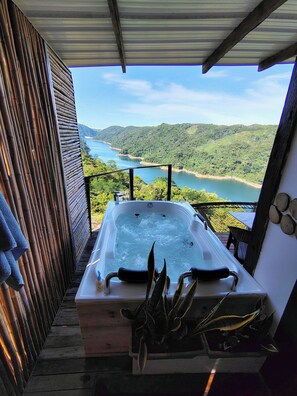舒适小屋, 1 张双人床, 湖景 | 按摩浴缸