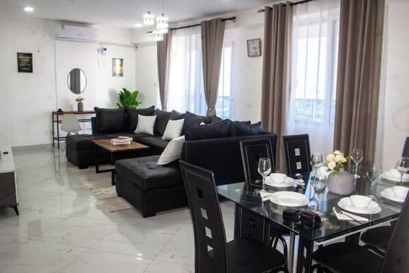 Smart TV - Cityview Penthouse 10, Roof pool

 (Mombasa)