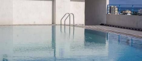 حمام سباحة