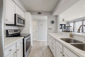 ثلاجة، ميكروويف، فرن، موقد طهي مسطح