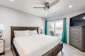 2 عدّة غرف نوم وخدمة الإنترنت وملاءات أسرّة