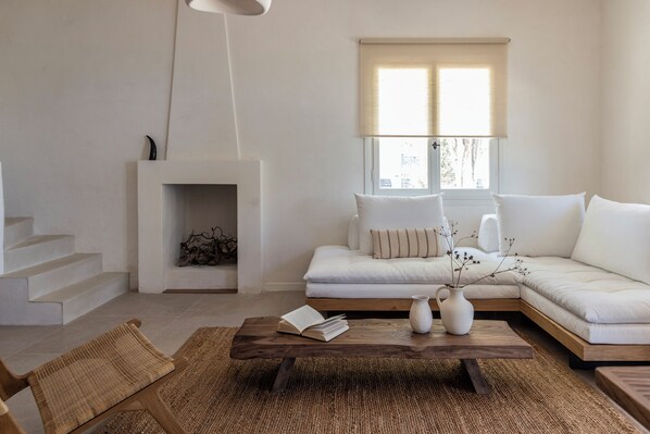 Una Smart TV, una chimenea, una mesa de tenis de mesa, libros