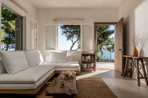 Smart TV, lareira, mesa de pingue-pongue, livros