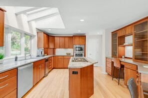 Microwave, oven, stovetop, dishwasher - Tranquility in Coveted Knollwood // Next to Trails // on Open Space (Boulder)