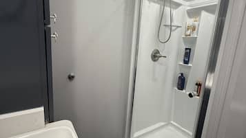 Douche, serviettes fournies, savon, shampoing