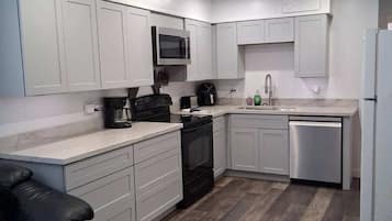 Een koelkast, een microgolfoven, een oven, een kookplaat