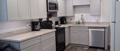 Refrigerador, microondas, horno y parrilla de estufa