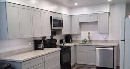 FRONT ROW VENICE MARINA 3 Bed 1 Bath Sleeps 10 HUGE FRONT DECK WD, ICE WIFI & TV