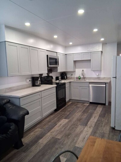 FRONT ROW VENICE MARINA 3 Bed 1 Bath Sleeps 10 HUGE FRONT DECK WD, ICE WIFI & TV