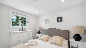 2 quartos, ferros/tábuas de passar roupa, berço de viagem