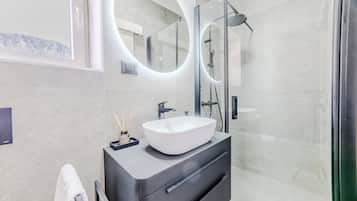 Apartment | Bathroom | Shower, free toiletries, hair dryer, towels