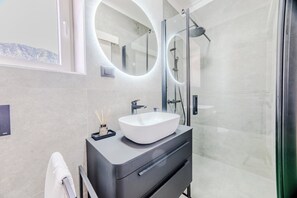 Căn hộ | Phòng tắm | Buồng tắm vòi sen, đồ dùng nhà tắm miễn phí, máy sấy tóc, khăn tắm
