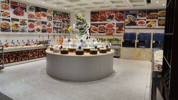 Un área de exhibición de alimentos con diversos platos y una pieza decorativa central.