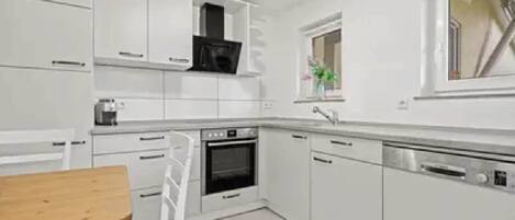 Réfrigérateur, four à micro-ondes, un four, surface de cuisson