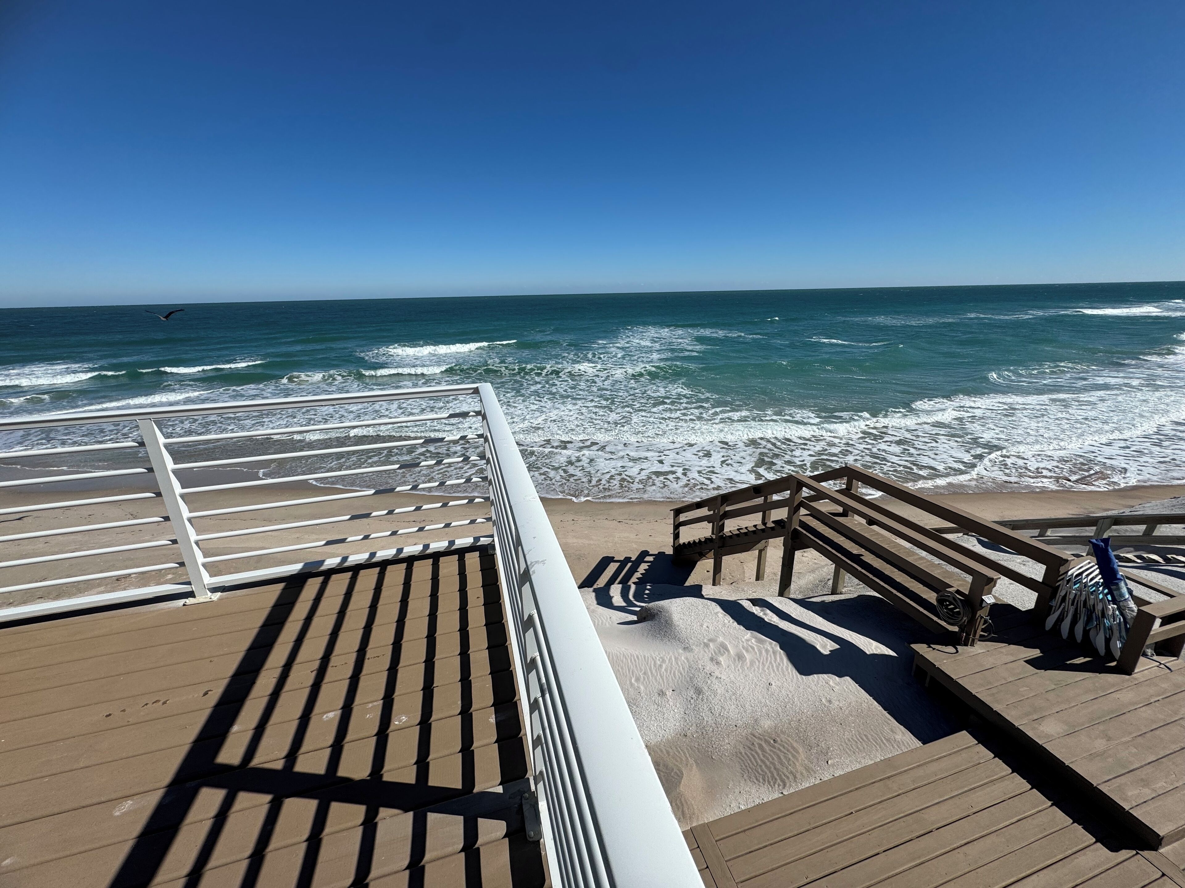 Sulla spiaggia, lettini da mare, teli da spiaggia