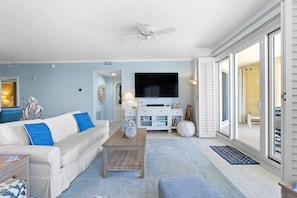 Appartement, meerdere bedden (Beach Colony West 13C) | Woonruimte | Een televisie
