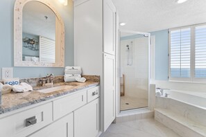 Apartamento, varias camas (Beach Colony West 13C) | Baño | Champú y papel higiénico