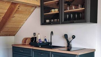 Kühlschrank, Mikrowelle, Herdplatte, Wasserkocher mit Kaffee-/Teezubehör