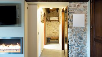 Suite familiar, vista al jardín | Sábanas de algodón egipcio, ropa de cama de alta calidad y minibar