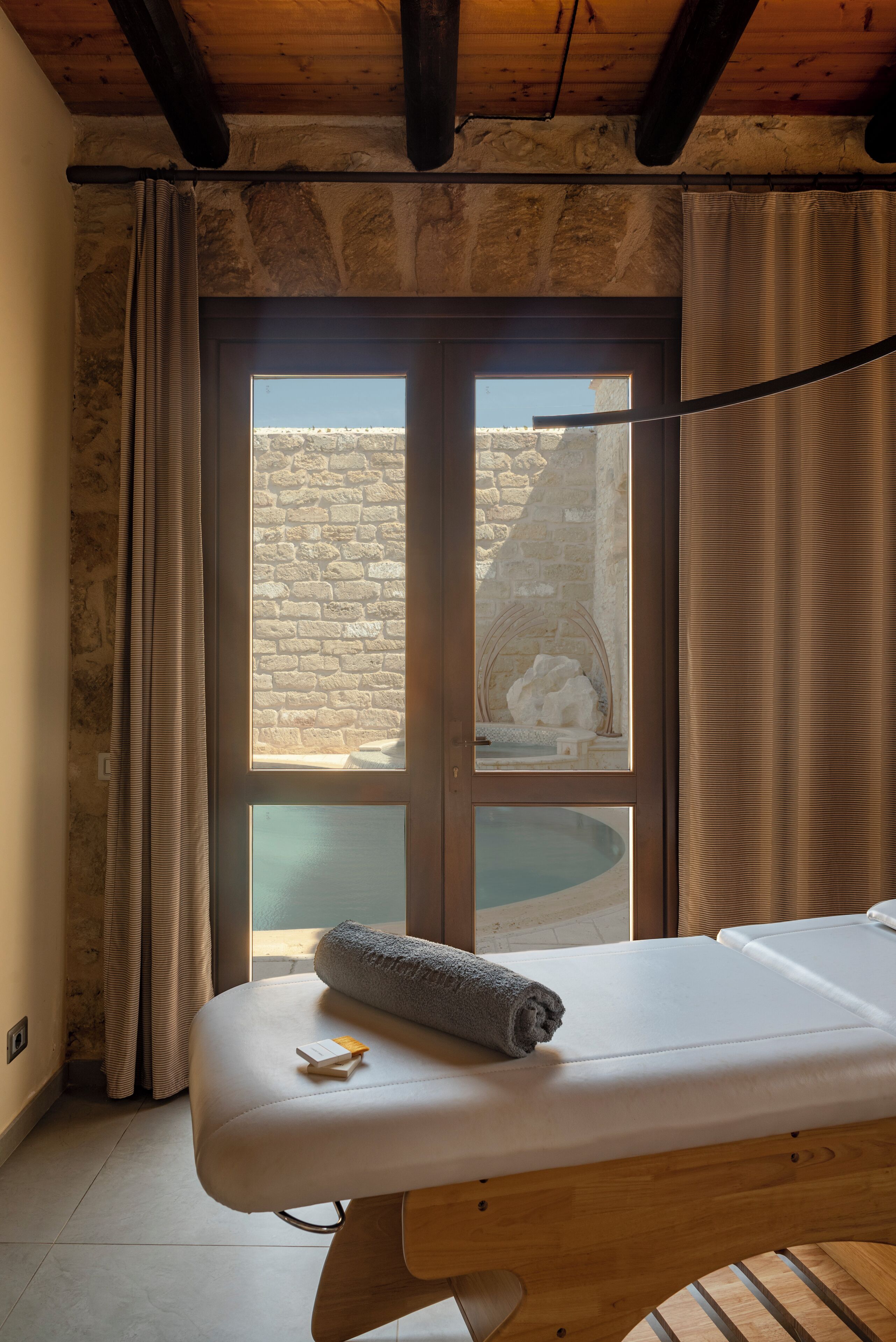 Couples treatment room(s), body treatments, hydrotherapy, aromatherapy