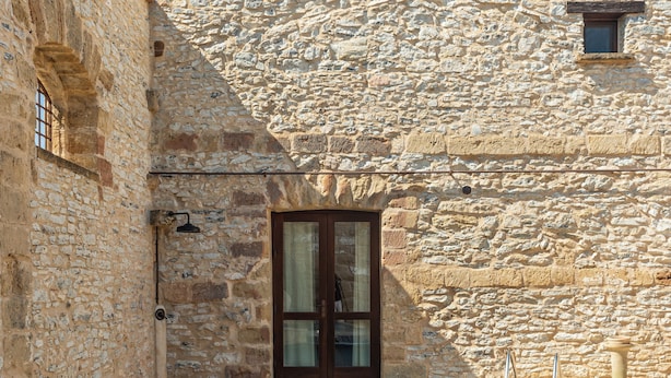 A stone building with a pool. - Tenute Baglio Passofondo (Alcamo)