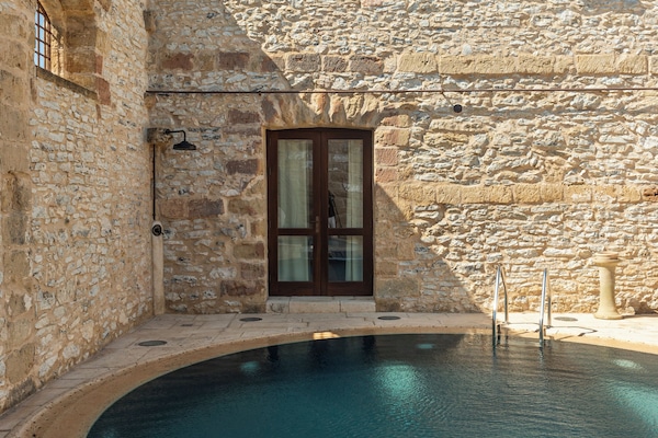 Utendørsbasseng og solsenger