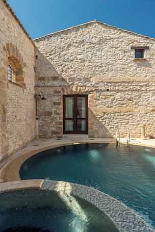 Outdoor pool, open 10:00 AM to 7:00 PM, pool loungers. Tenute Baglio Passofondo