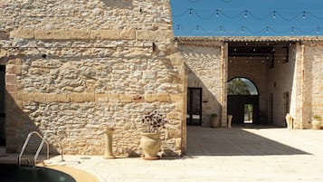 Ulkouima-allas avoinna 10.00–19.00, aurinkotuoleja