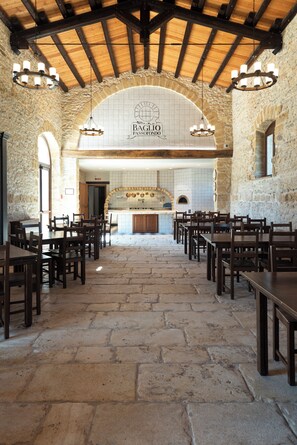 بوفيه فطور مجانًا يوميًا