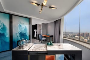 A modern hotel room with a large window, a marble countertop, and a city view. - Manchester International Hotel (Hangzhou Qiushan Street Subway Station) (Hangzhou)