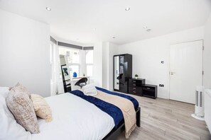 3 bedrooms, iron/ironing board, WiFi - Summer Savings, Save More 20% | Spacious 9-Guest Home (london)