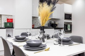 Dining - Summer Savings, Save More 20% | Spacious 9-Guest Home (london)