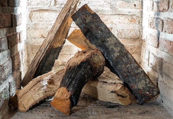 A stack of firewood in a room with exposed brick walls. - Acogedora cabaña en el bosque Tapalpa (Tapalpa)