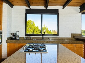 Cabaña familiar, 3 habitaciones, vistas a la montaña, junto a la montaña | Cocina privada | Frigorífico pequeño, microondas, horno y utensilios de cocina