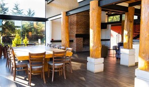 Chalet rustique familial, 3 chambres, vue sur la montagne, côté montagne | Salle à manger