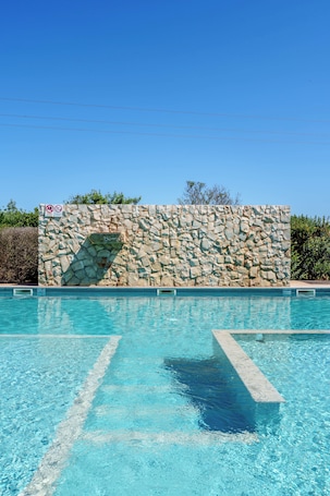 室外游泳池,池畔遮阳伞,日光浴躺椅