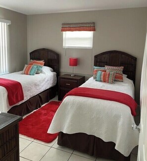 2 bedrooms, iron/ironing board, free WiFi, bed sheets - Sarasota-Close to Lido & Siesta Beaches, Downtown, Pinecraft & Nathan Benderson
 (Sarasota)