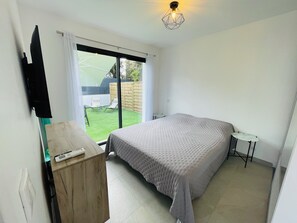 1 dormitorio, tabla de planchar con plancha, wifi y ropa de cama