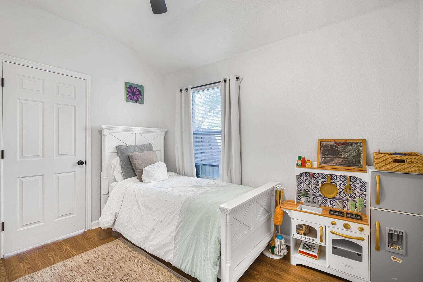 4 makuuhuonetta, työpöytä, silitysrauta/-lauta, vauvan matkasänky